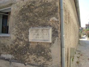Nazivi ulica ispisani na kamenim pločama
