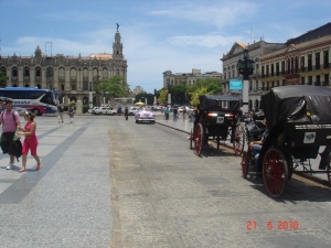 Glavna ulica starog grada i zgrada teatra u pozadini